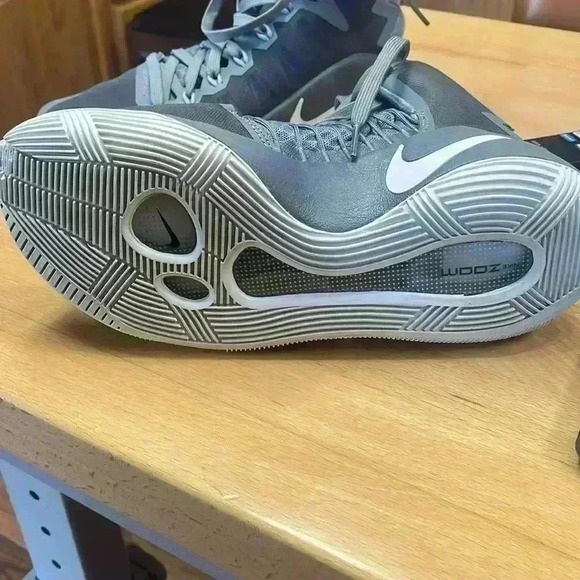 Nike men’s 7.5 high top tennis shoes. Perfect condition.. Hyper dunk. - Picture 11 of 13